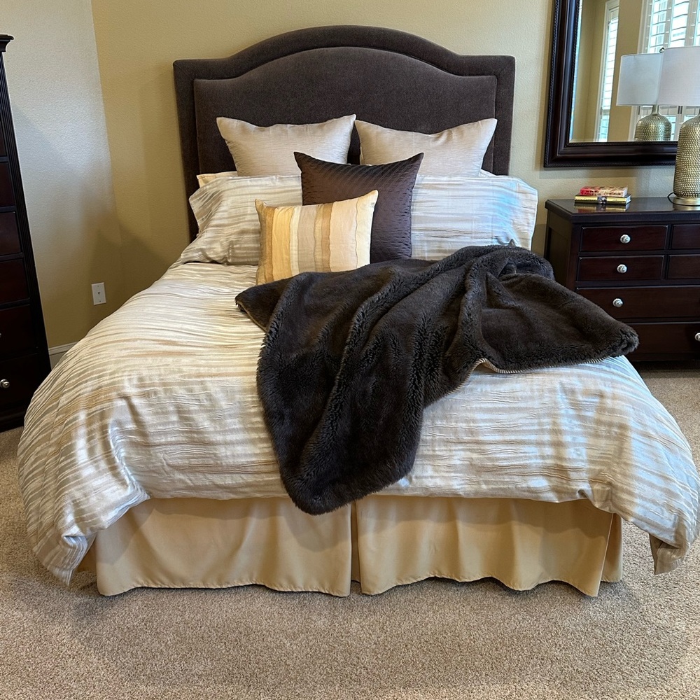 Donna Karan Queen Duvet Bedding Set. - Picture 2 of 3